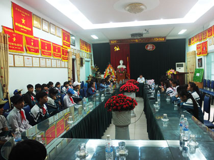 Đoàn giáo viên, học sinh trường PTCS bán trú Thần Sa, huyện Võ Nhai, tỉnh thái Nguyên thăm trường CĐ Kinh tế-Tài chính Thái Nguyên.